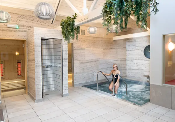 spa.wide_.poolsteps 600x420